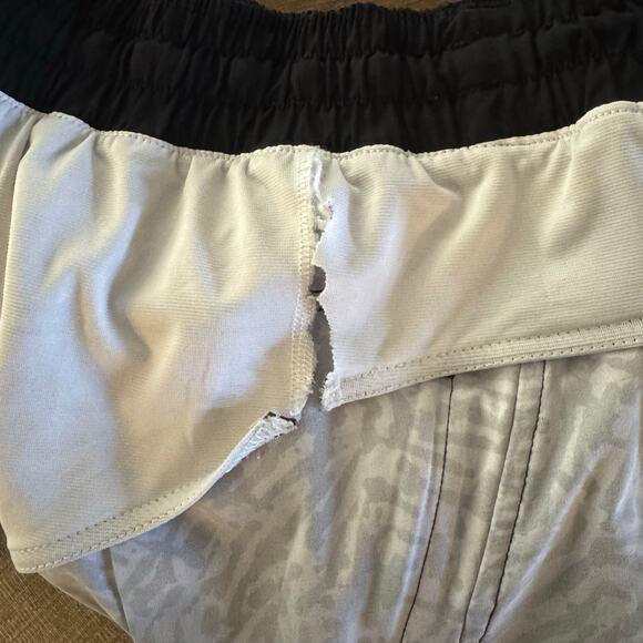 Lululemon Tracker Short III Stretch Brushed Animal Print White Black Size 8 - Picture 4 of 5